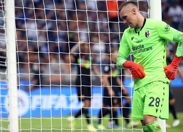 Fatalny wieczór Łukasza Skorupskiego. Aż 6 razy wyciągał piłkę z siatki