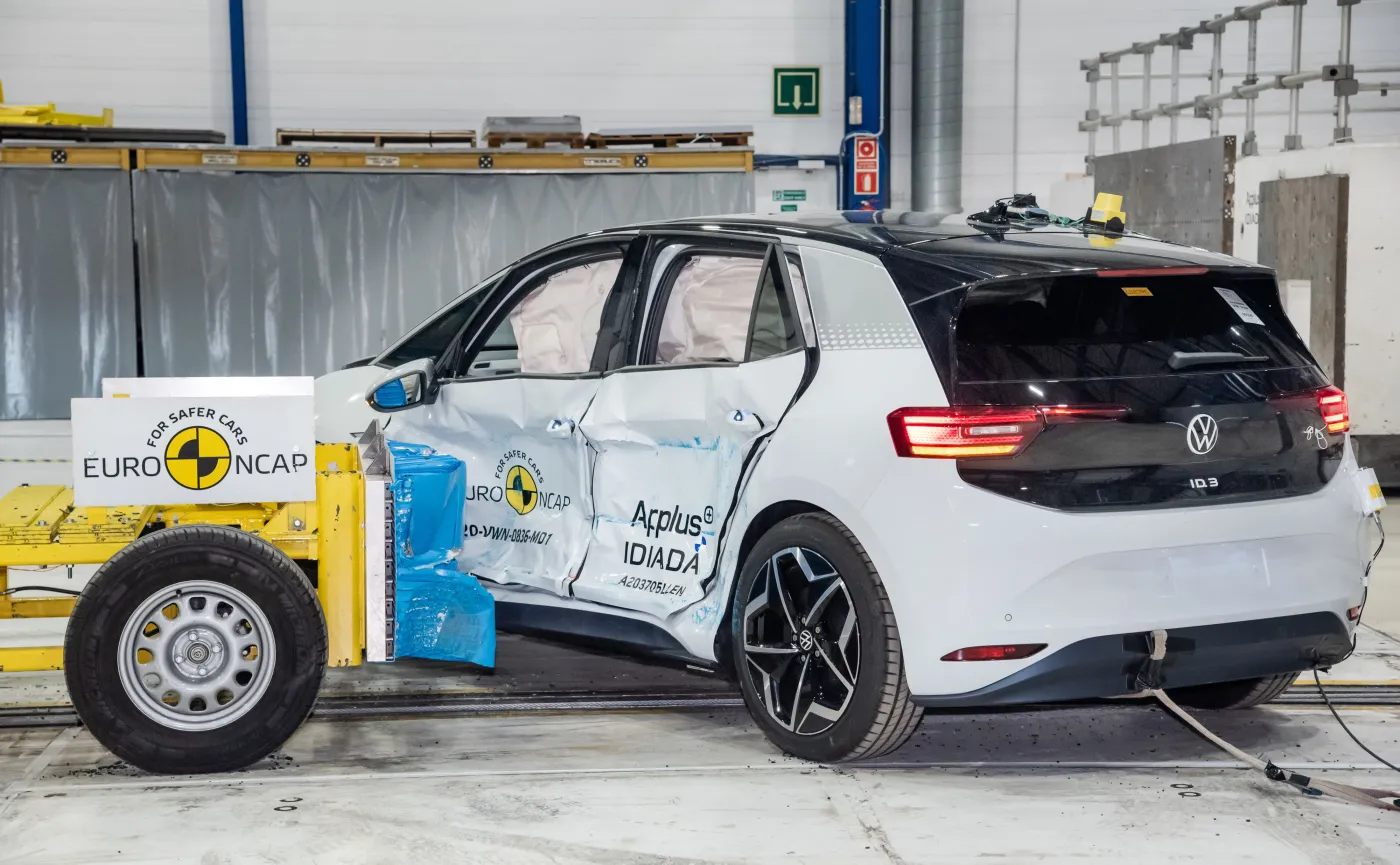 Volkswagen ID.3 rozbity według nowych zasad. Czy samochód elektryczny jest bezpieczny?