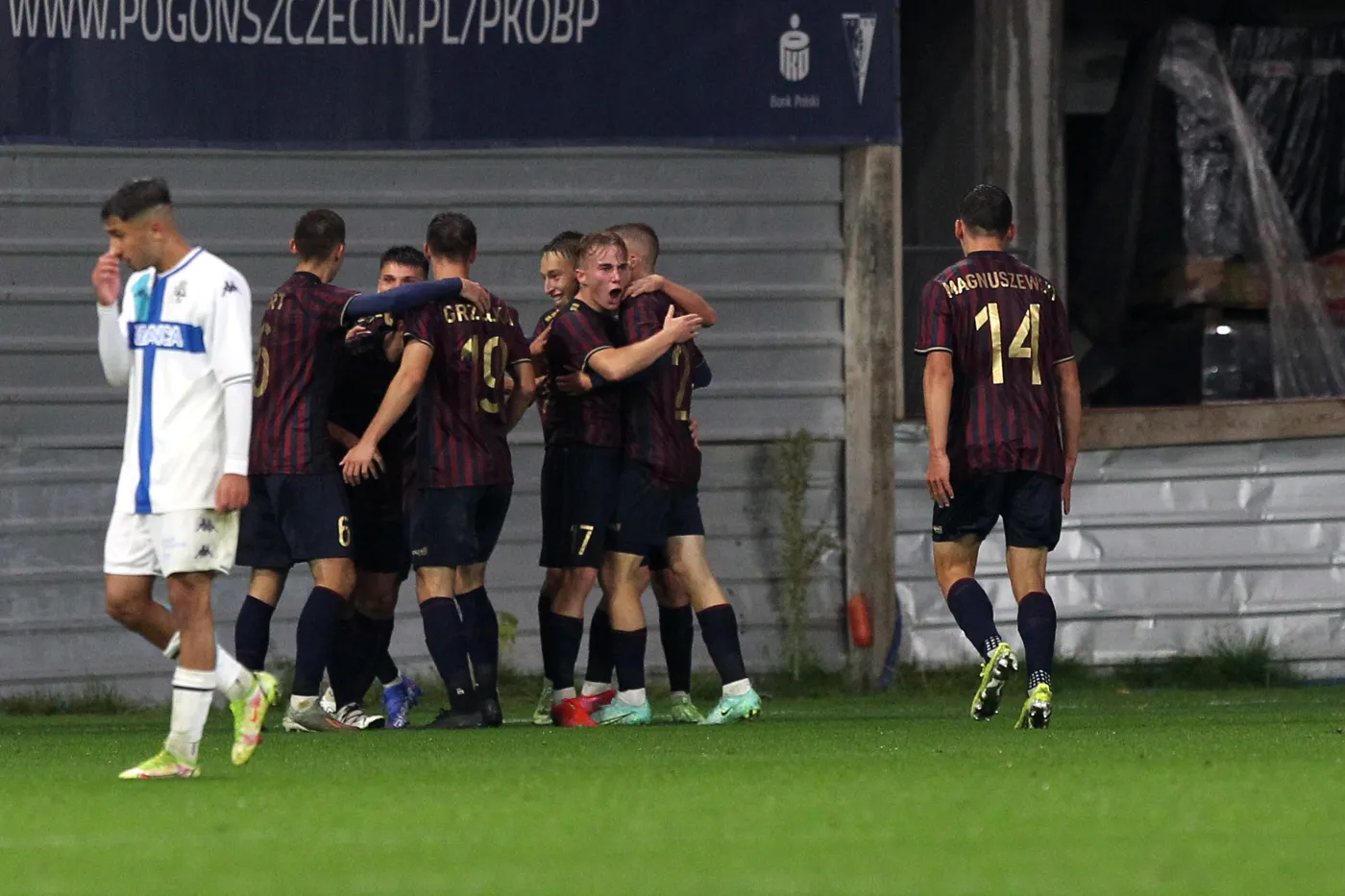 Radość piłkarzy Pogoni Szczecin po golu Mariusza Fornalczyka przeciwko Deportivo La Coruna w meczu Młodzieżowej Ligi Mistrzów
