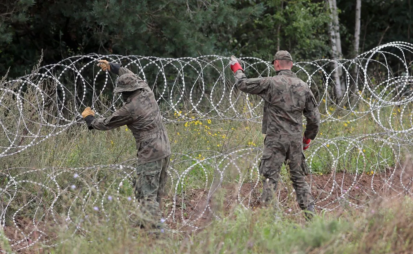 Imigranci siłą chcieli wedrzeć się do Polski. Rzucali kamieniami, ranni żołnierze. NAGRANIE