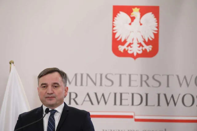 Krzyż w koronie orła. Takich zmian chce resort Ziobry