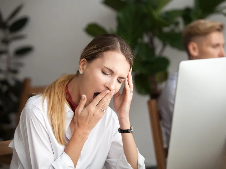 Sen morzy cię w ciągu dnia? Oto możliwe (mniej i bardziej poważne) przyczyny tego stanu rzeczy