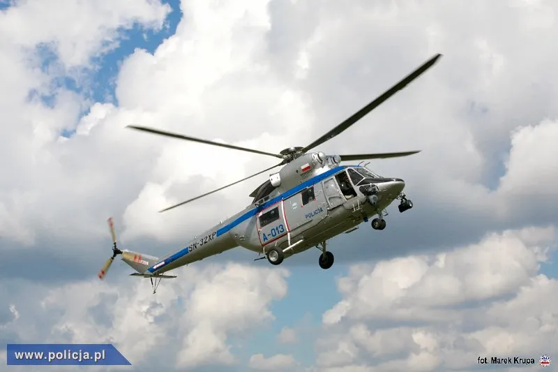 Zawał serca na szlaku. Policyjny "Sokół" przetransportował ratowników