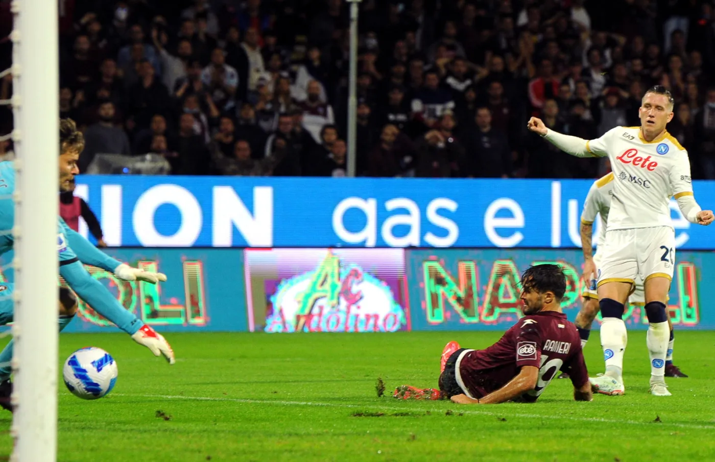 Milan i Napoli uciekają rywalom. Decydujące gole Polaków [WIDEO]