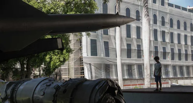 Napis "US Army" na radzieckich czołgach. Kuba ćwiczy obronę po ataku USA