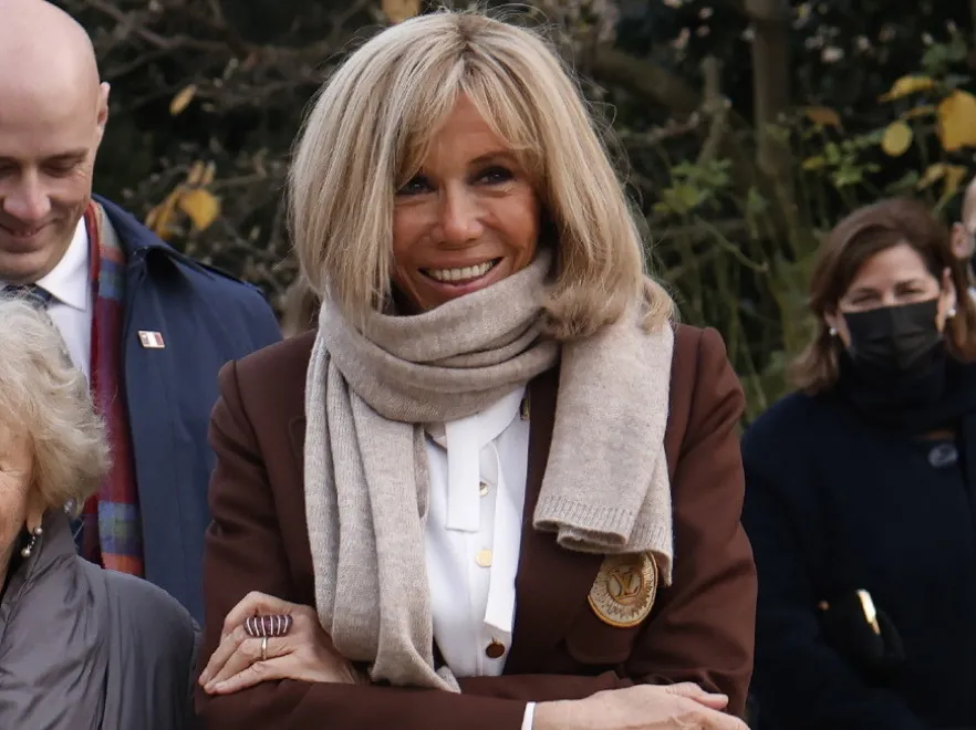 Czekoladowo, casualowo i bardzo stylowo! Brigitte Macron w świetnym jesiennym zestawie. FOTO