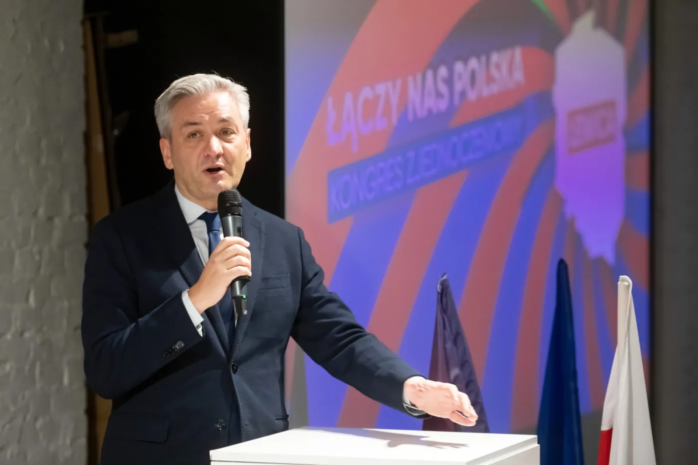 Biedroń: Polska jest w czołówce zakażeń, a prezydent Duda się ściga na nartach