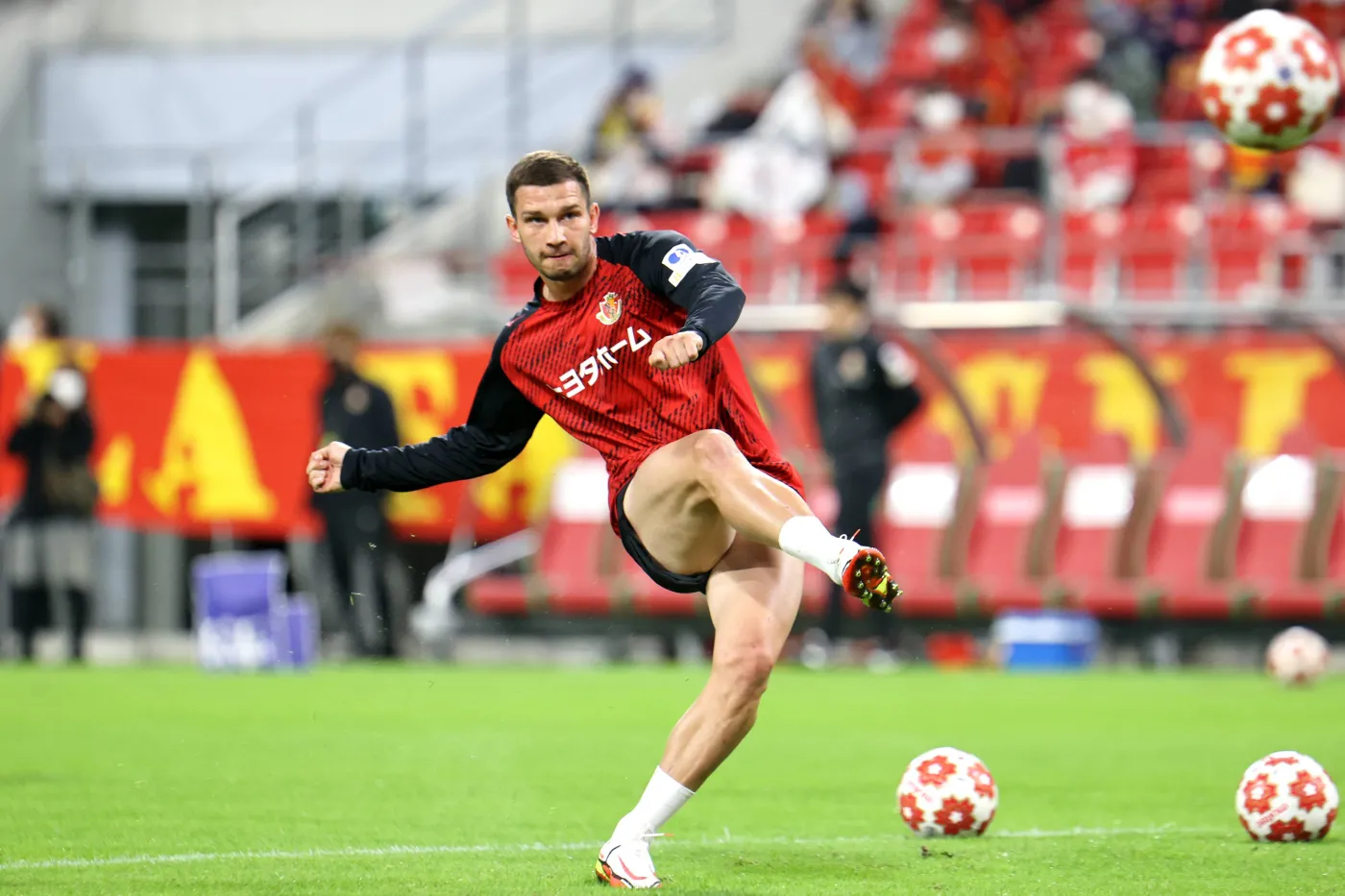 Jakub Świerczok strzelił dwa gole w meczu ligi japońskiej [WIDEO]