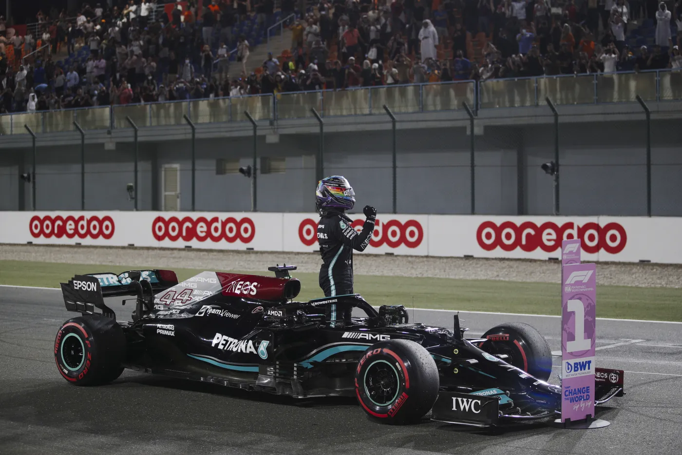 Lewis Hamilton ruszy w Katarze z pole position