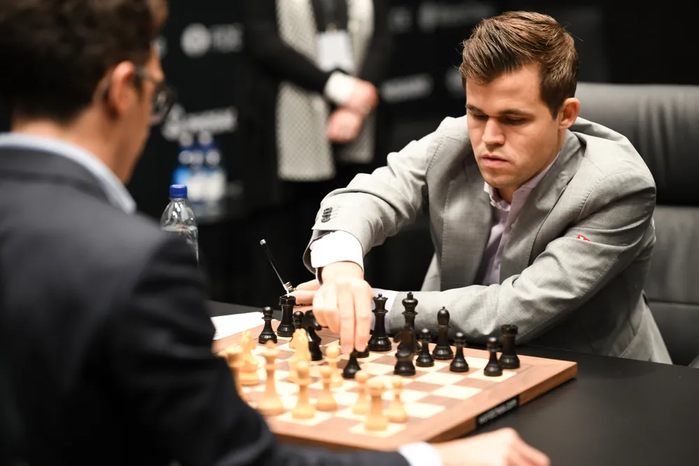 MŚ w szachach. Magnus Carlsen o punkt od obrony tytułu