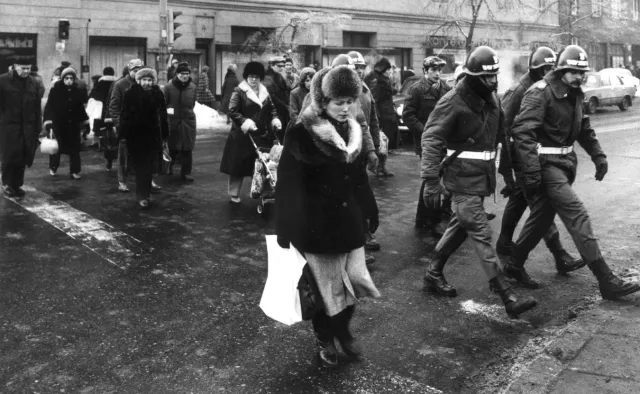 Dzień przed stanem wojennym. "Obudził się z kotem Kaczyńskiego na piersi…" [ROZMOWA]