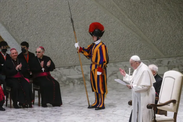 Papież przestrzega przed "podrabianym Bożym Narodzeniem"