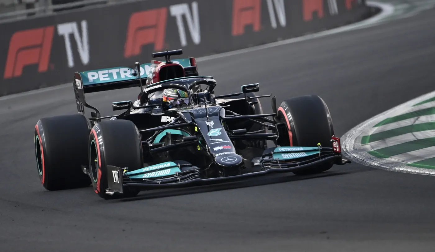 Lewis Hamilton ruszy z pole position do GP Arabii Saudyjskiej