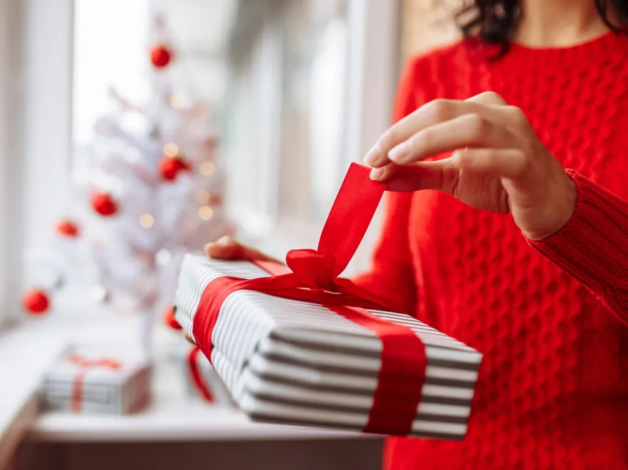 Ponad 70% Polaków uważa, że tradycyjne upominki to przeżytek. Badanie pokazało, co chcemy teraz dostawać!