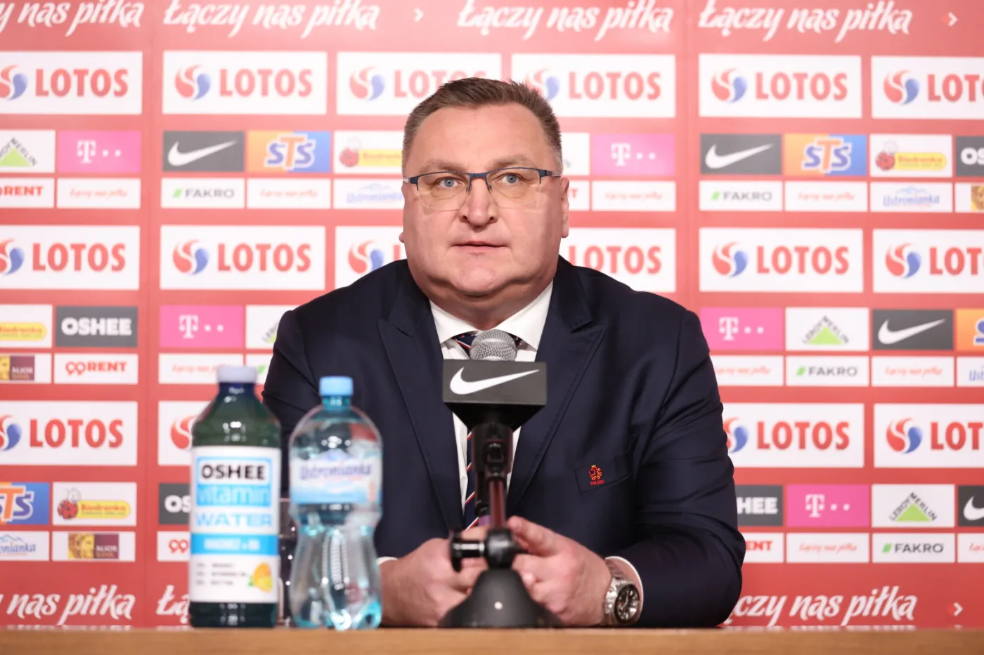 Nowy trener piłkarskiej reprezentacji Polski Czesław Michniewicz podczas konferencji prasowej na stadionie PGE Narodowym