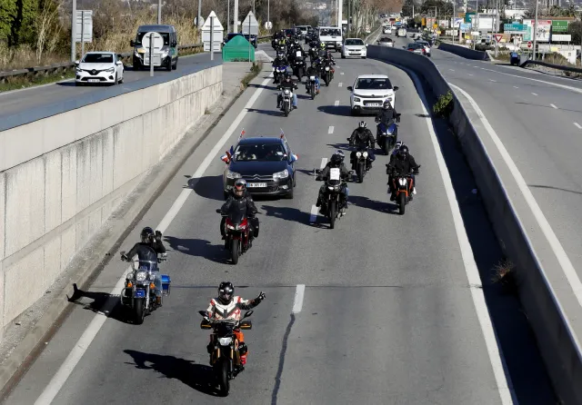 "Konwoje wolności" zbliżają się do Paryża. Macron apeluje o spokój