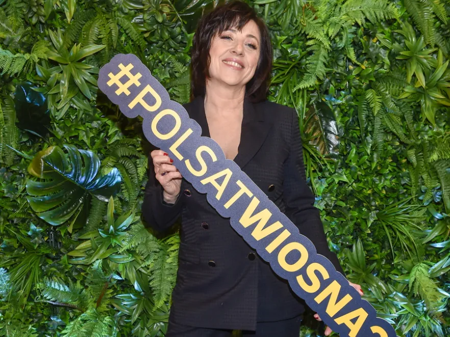 Brak wprawy...? Hanna Śleszyńska skrępowana własnym dekoltem na prezentacji ramówki Polsatu. FOTO