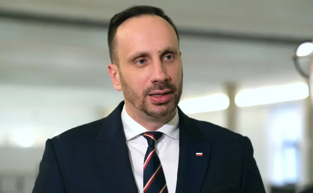 Awantura w radiu. Kowalski wyrzucony, poszło o Tuska. Szef PO odpowiedział zdjęciem...