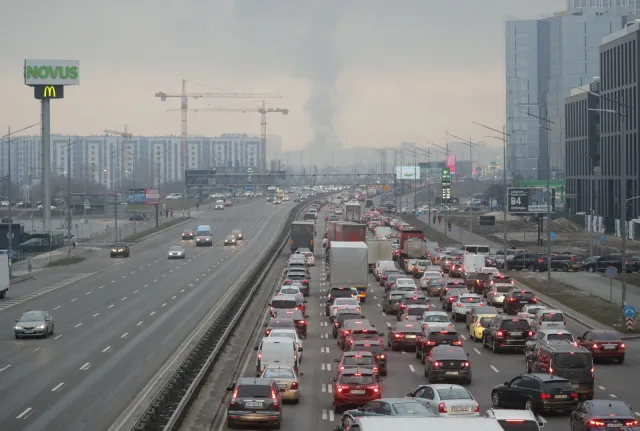Ukraińcy wyjeżdżają z Kijowa. Gigantyczne korki na drogach wyjazdowych