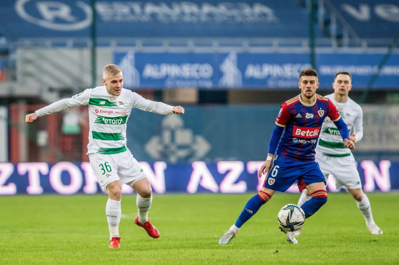 Mosór uszczęśliwił kibiców Piasta. Trwa zła passa Lechii [WIDEO]