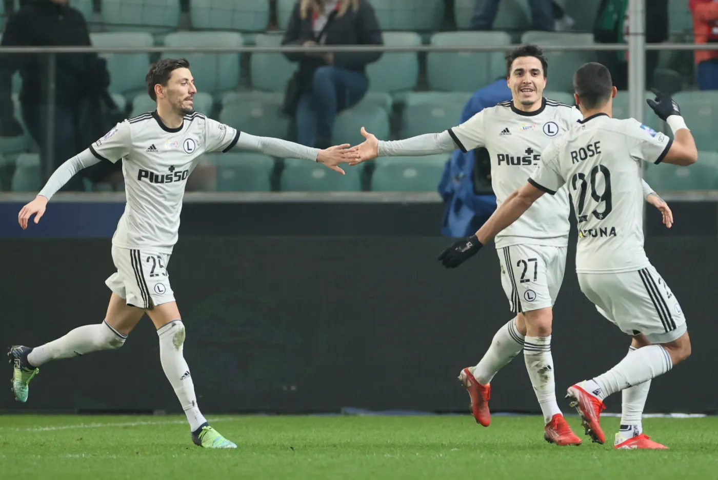 Piłkarze Legii Warszawa (od lewej): Filip Mladenovic, Josue i Lindsay Rose, cieszą się z gola podczas meczu Ekstraklasy z Bruk-Bet Termaliką Nieciecza