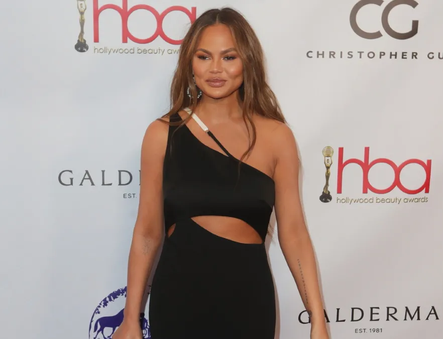 TE ZDJĘCIA Chrissy Teigen nie uciszą plotek, że majstrowała przy twarzy