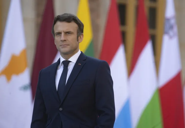 "Efekt flagi". Macron zyskuje na wojnie Putina tuż przed wyborami