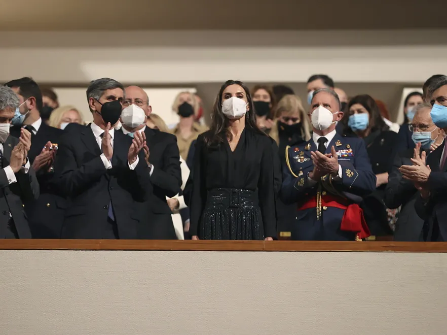 Królowa Letycja udowodniła, że w czerni od stóp do głów można nie wyglądać smutno i przytłaczająco