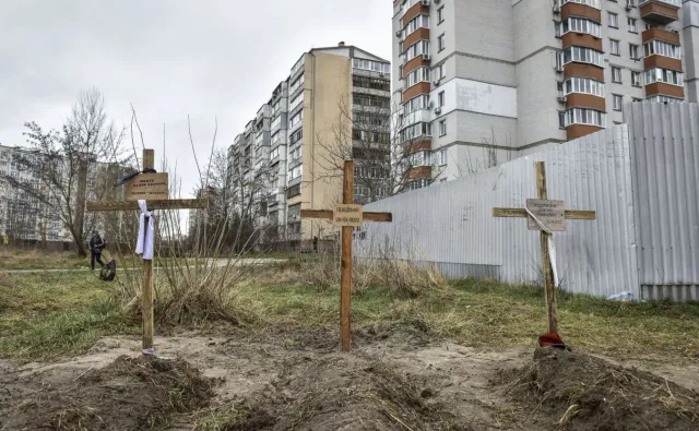 Dziennikarze pokazują wstrząsające nagrania z przedmieść Kijowa. Rosjanie zabijają cywili i rujnują domy