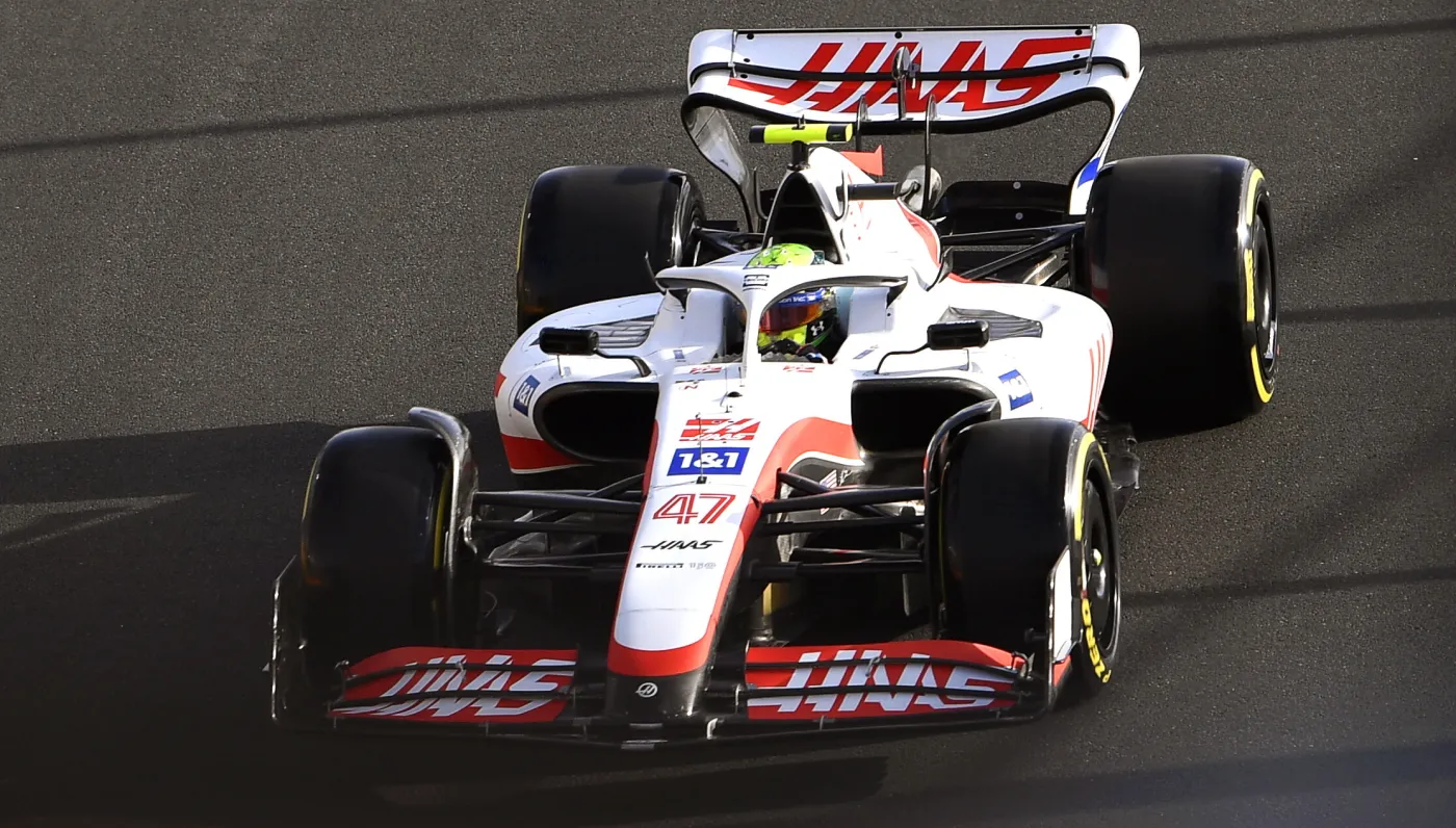 Mick Schumacher przy prędkości ok. 274 km/h uderzył w barierę