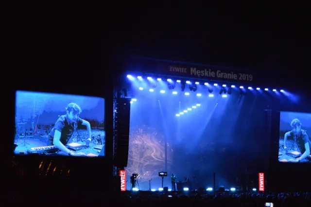 Bass Astral X Igo przedstawiają "Dancing In The Dark"