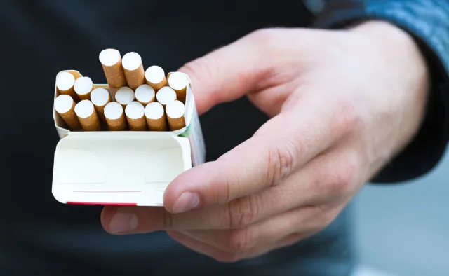 A to ciekawe! Ujednolicone opakowania papierosów sprzyjają ograniczaniu palenia