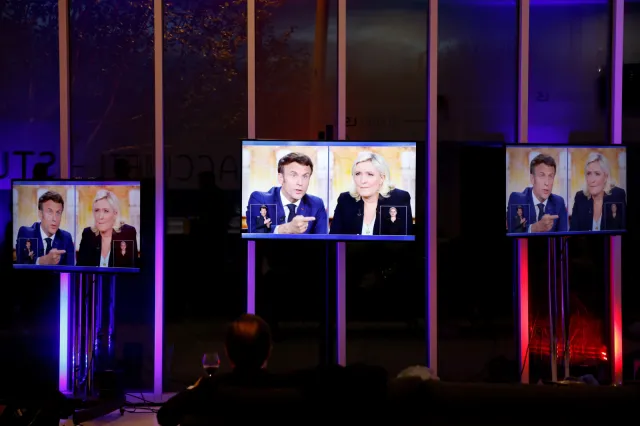"Macron uznał wreszcie, że na Ukrainie Rosja popełnia zbrodnie, Le Pen tego nie zrobiła"
