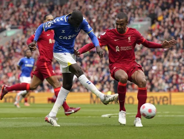 Liverpool wygrał derby i wciąż depcze po piętach Manchesteru City