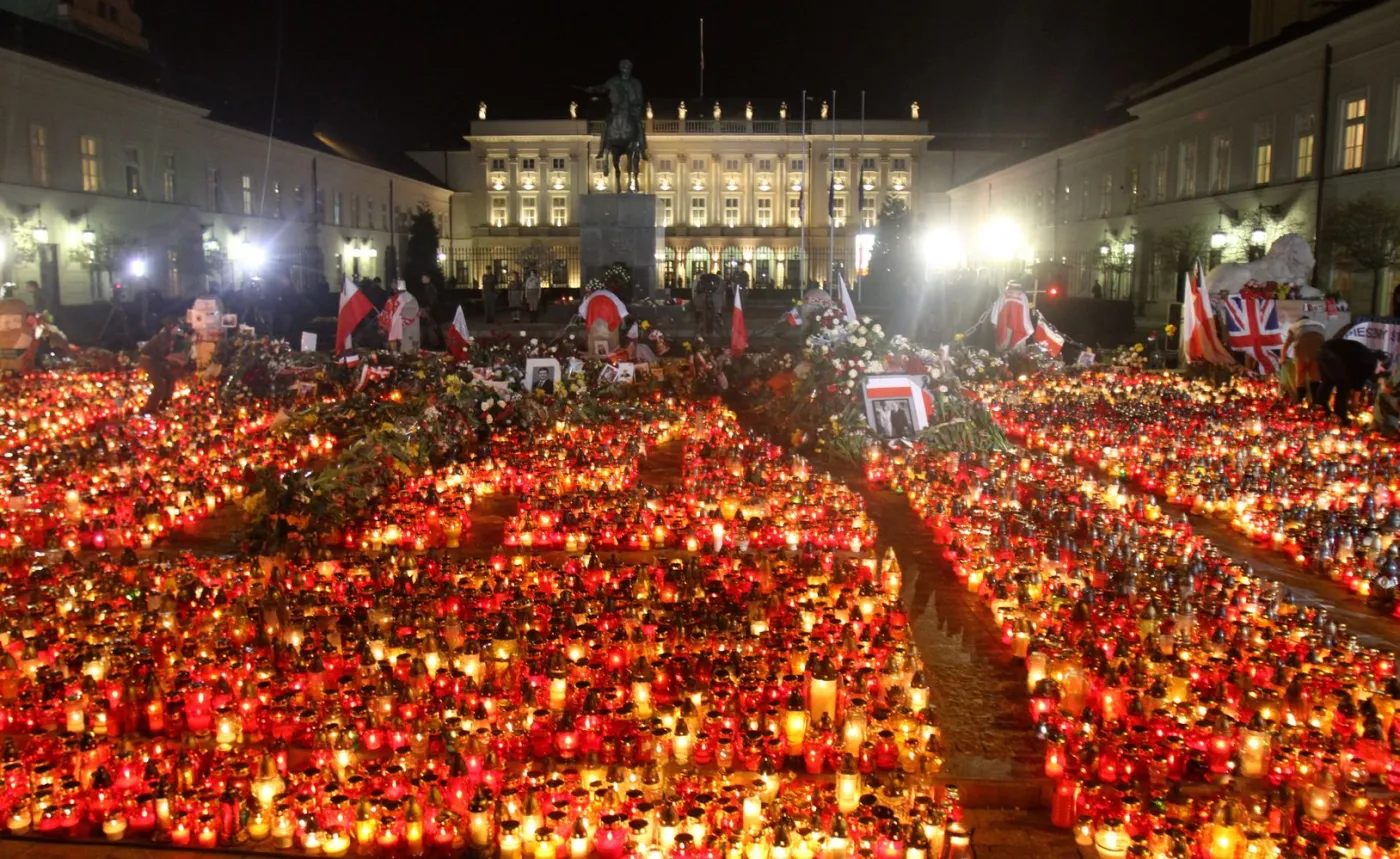 Dziesiątki tysięcy ludzi czuwa i modli się w całym kraju [Wydanie "DGP" z 11 kwietnia 2010]