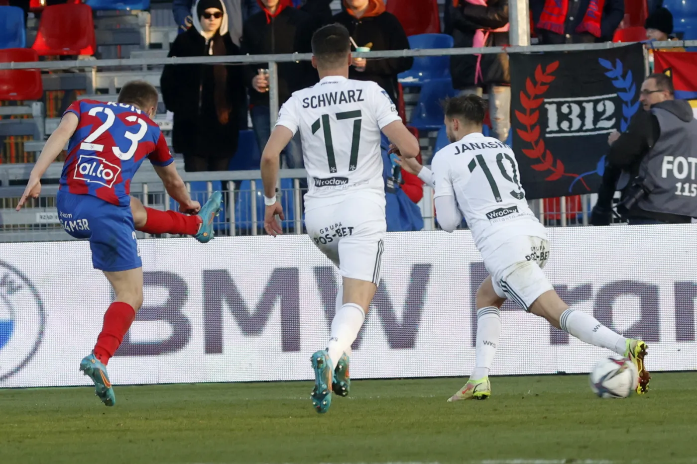 Status quo w czołówce. Raków nie wykorzystał wpadek Pogoni i Lecha [WIDEO]