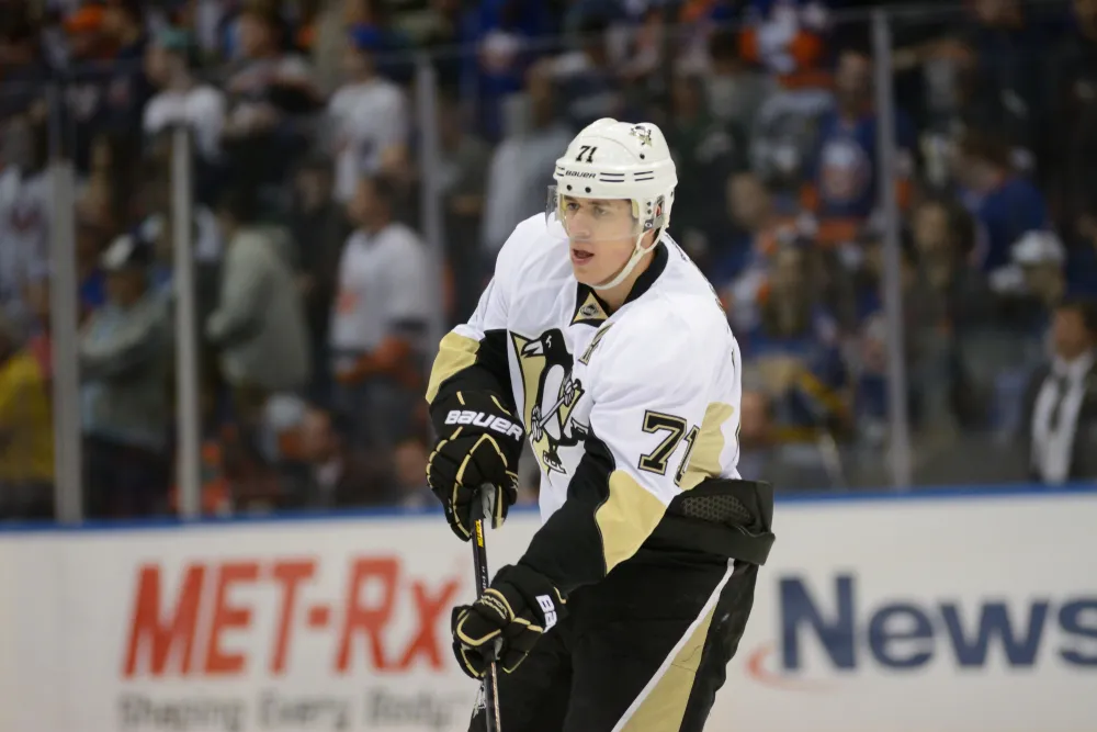 Rosyjski hokeista zawieszony za uderzenie rywala kijem w twarz [WIDEO]