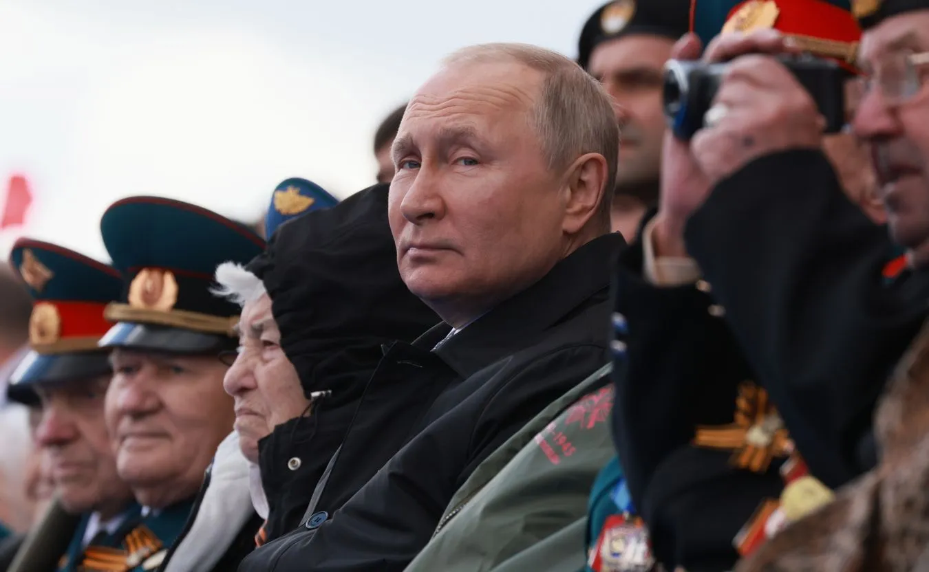 Putin przykryty kocem na paradzie z okazji Dnia Zwycięstwa. Miał też kaszleć i kuleć