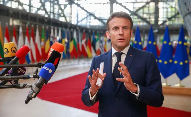 Macron usatysfakcjonowany szóstym pakietem sankcji. "Jest mocny"