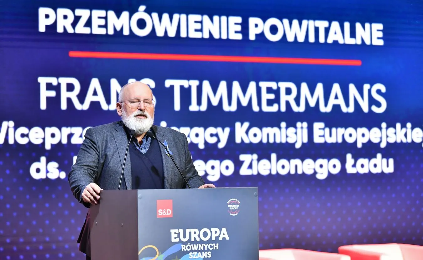 Timmermans: Świat patrzy na Polskę z podziwem