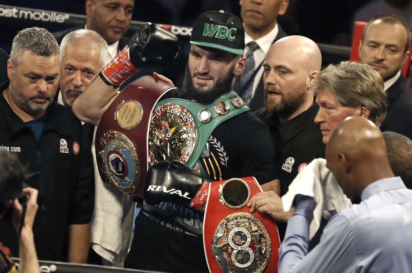 Artur Beterbijew zdobył pas mistrza świata WBO w wadze półciężkiej