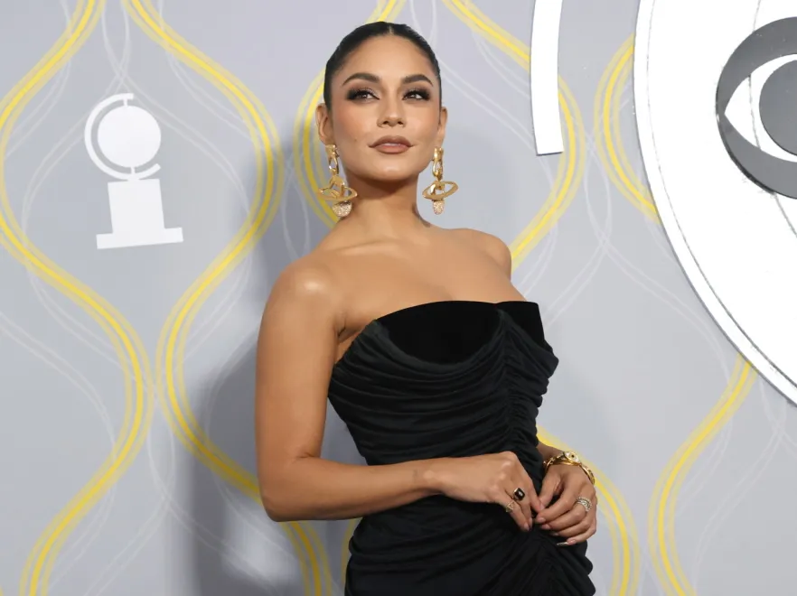 "Szpony do wymiany" - kontrowersyjny manicure Vanessy Hudgens. FOTO