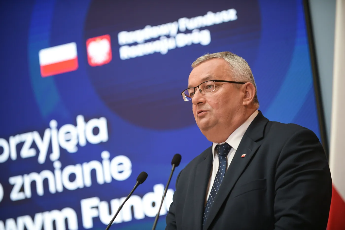 Adamczyk: Projekt regulaminu płacowego PAŻP poddany analizie