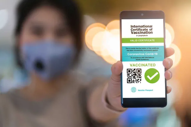 Rada UE przedłużyła o rok ważność certyfikatu Covid