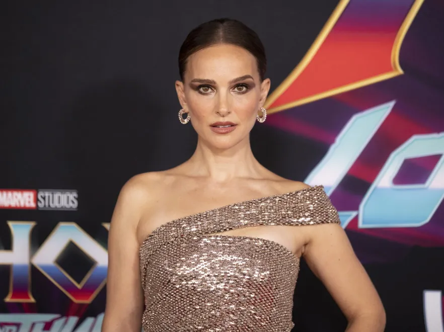 Cekiny i mocny makijaż? Natalie Portman nawet w takim "opakowaniu" wygląda świetnie. FOTO