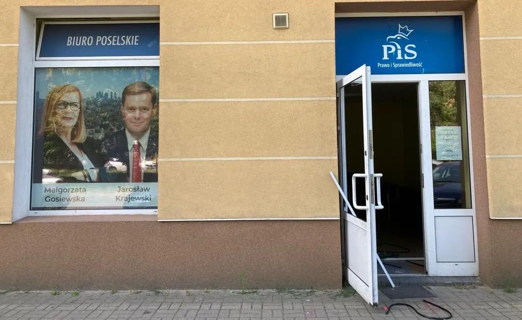 Atak na biuro poselskie PiS. Policjanci zatrzymali trzech 17-latków