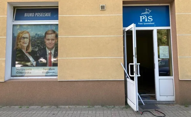 Atak na biuro poselskie PiS. Policjanci zatrzymali trzech 17-latków