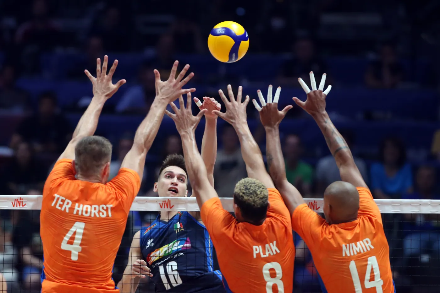 Włoscy siatkarze po wygranej z Holandią w półfinału Ligi Narodów