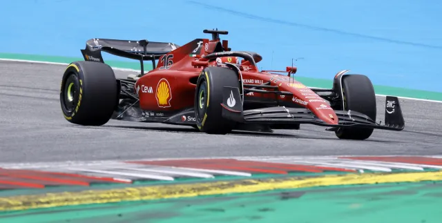 Słodko-gorzkie GP Austrii dla Ferrari. Triumf Leclerca, dramat Sainza Jr.