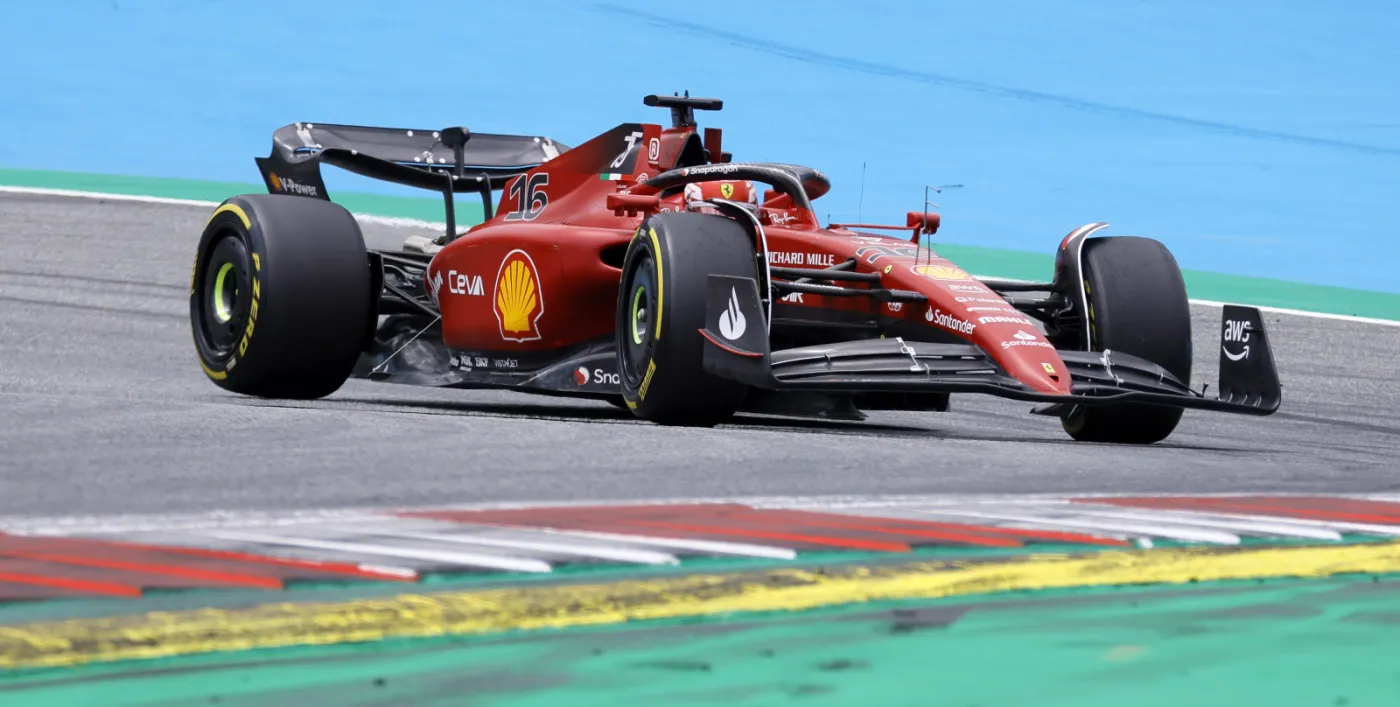 Słodko-gorzkie GP Austrii dla Ferrari. Triumf Leclerca, dramat Sainza Jr.